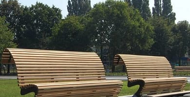 IMAGEN DE BANCO DE MADERA CON RESPALDO / WOODEN BENCH WITH A BACKREST IMAGE