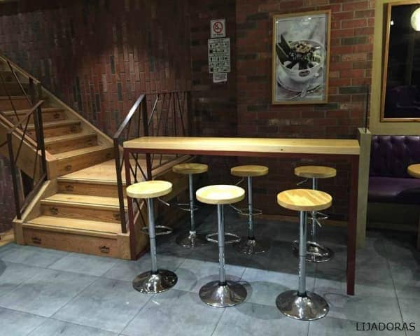 IMAGEN DE BANCOS DE MADERA PARA BARRA / WOODEN BAR STOOLS IMAGE