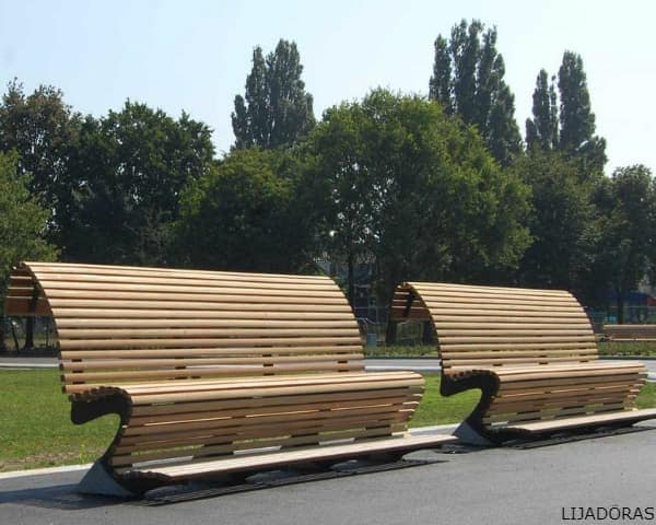 IMAGEN DE BANCO DE MADERA CON RESPALDO / WOODEN BENCH WITH A BACKREST IMAGE